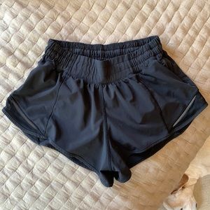 Lululemon low rise Hotty Hot shorts 2.5” size 4
